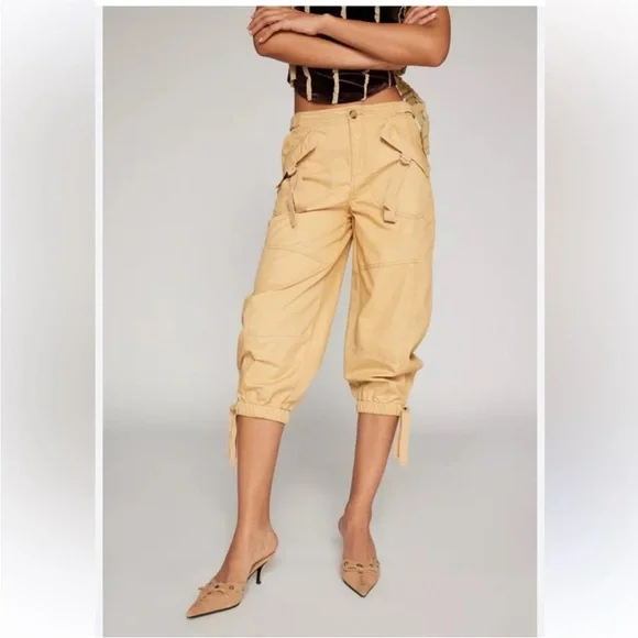 UO x Kimchi Blue Deena Khaki Utility Cargo Capri Pants - Picture 2 of 5